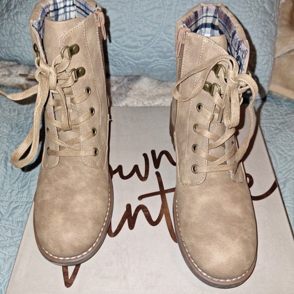Crown Vintage Women's Lace-Up Tan Combat Boots